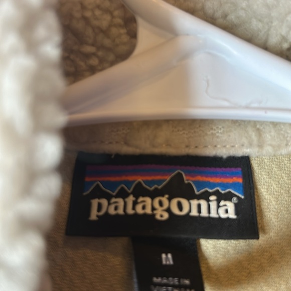 Patagonia size M vest like new Sherpa material - Picture 3 of 3